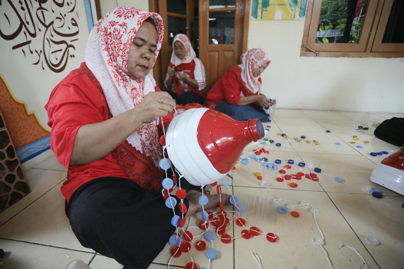 2 Warga RW.06 Kelapa Gading Timur Sulap Sampah Jadi Hiasan Merah Putih_2.jpg