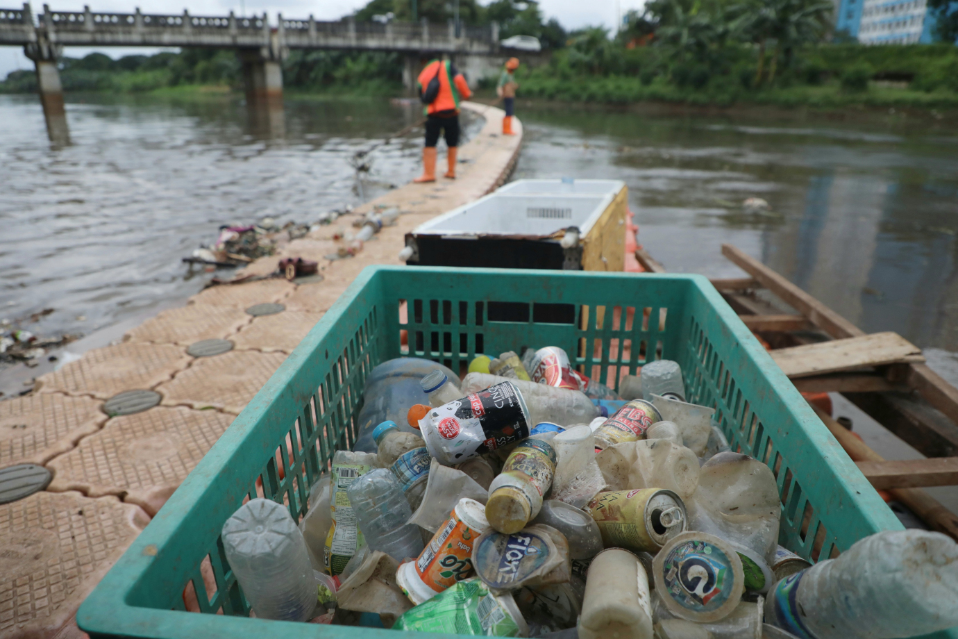 5 Petugas UPS BA Kecamatan Cakung Bersihkan Sampah di Aliran KBT_5.jpg