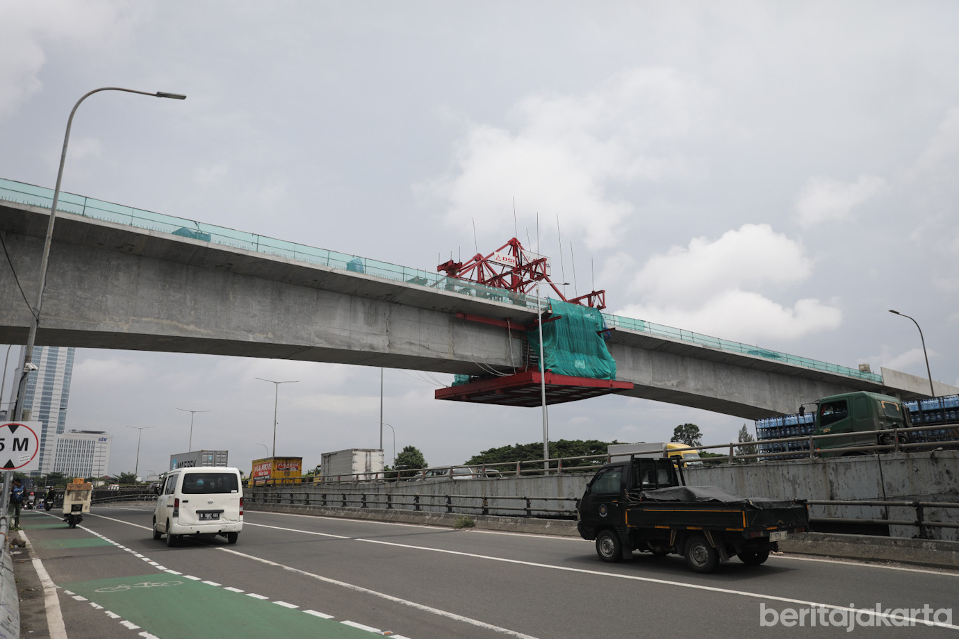 Jembatan LRT Rawamangun.jpg