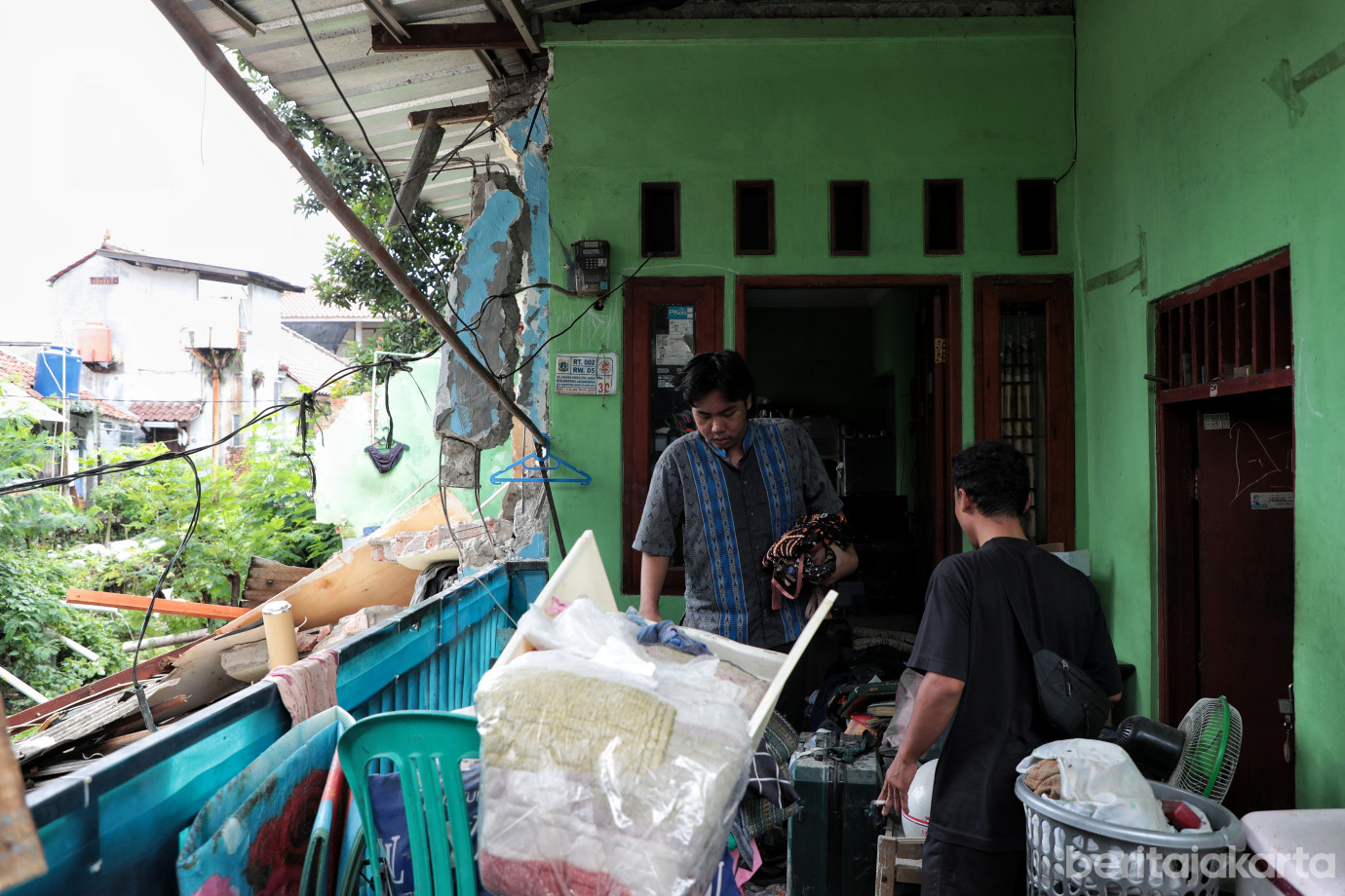 3.Rumah Longsor di Srengseng Sawah .jpg