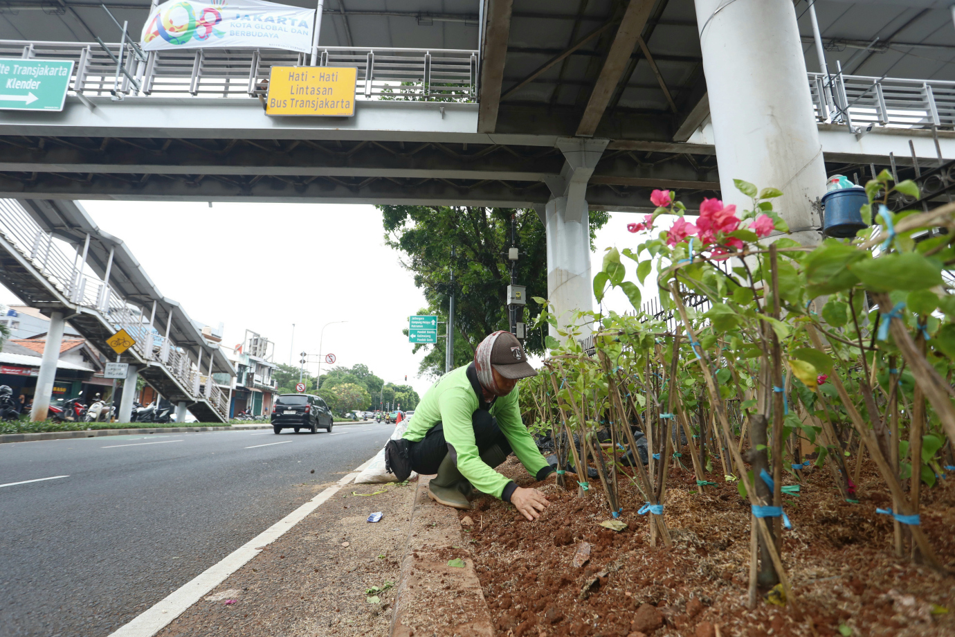 3 Sambut HUT Jakarta ke-498 Jalur Hijau Jalan I Gusti Ngurah Rai Dipercantik_3.jpg