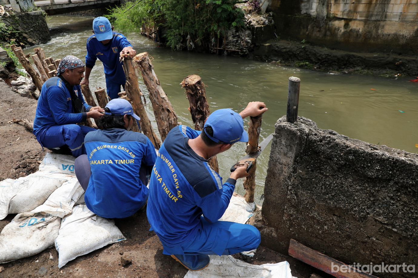 2.Satpel SDA Kecamatan Makasar Perbaiki Turap Longsor.jpg