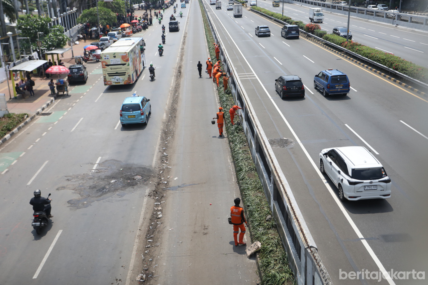 6 PPSU Kelurahan Gelora Bersihkan dinding Rol Gatot Subroto dari Coretan_6.jpg