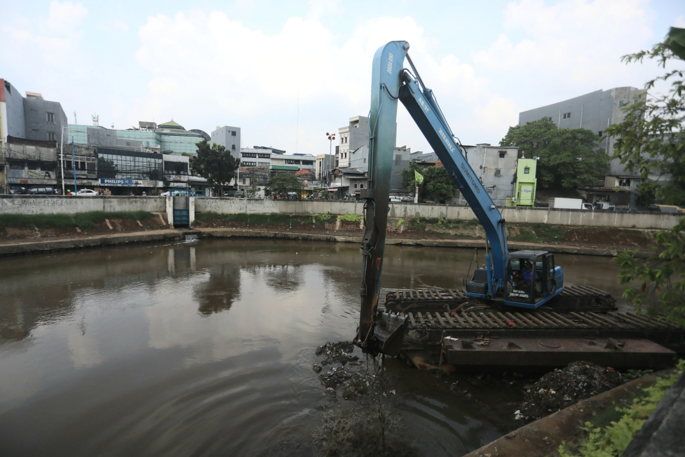 1 Sudin SDA Jakarta Selatan Keruk Kali Ciliwung_1.jpg