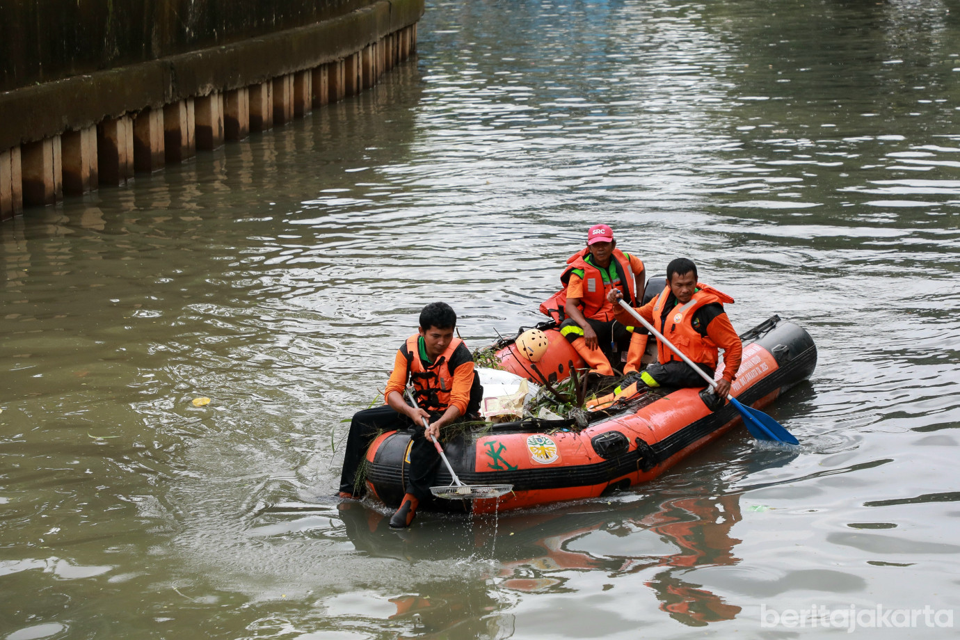 8gubernur cek kali.jpg