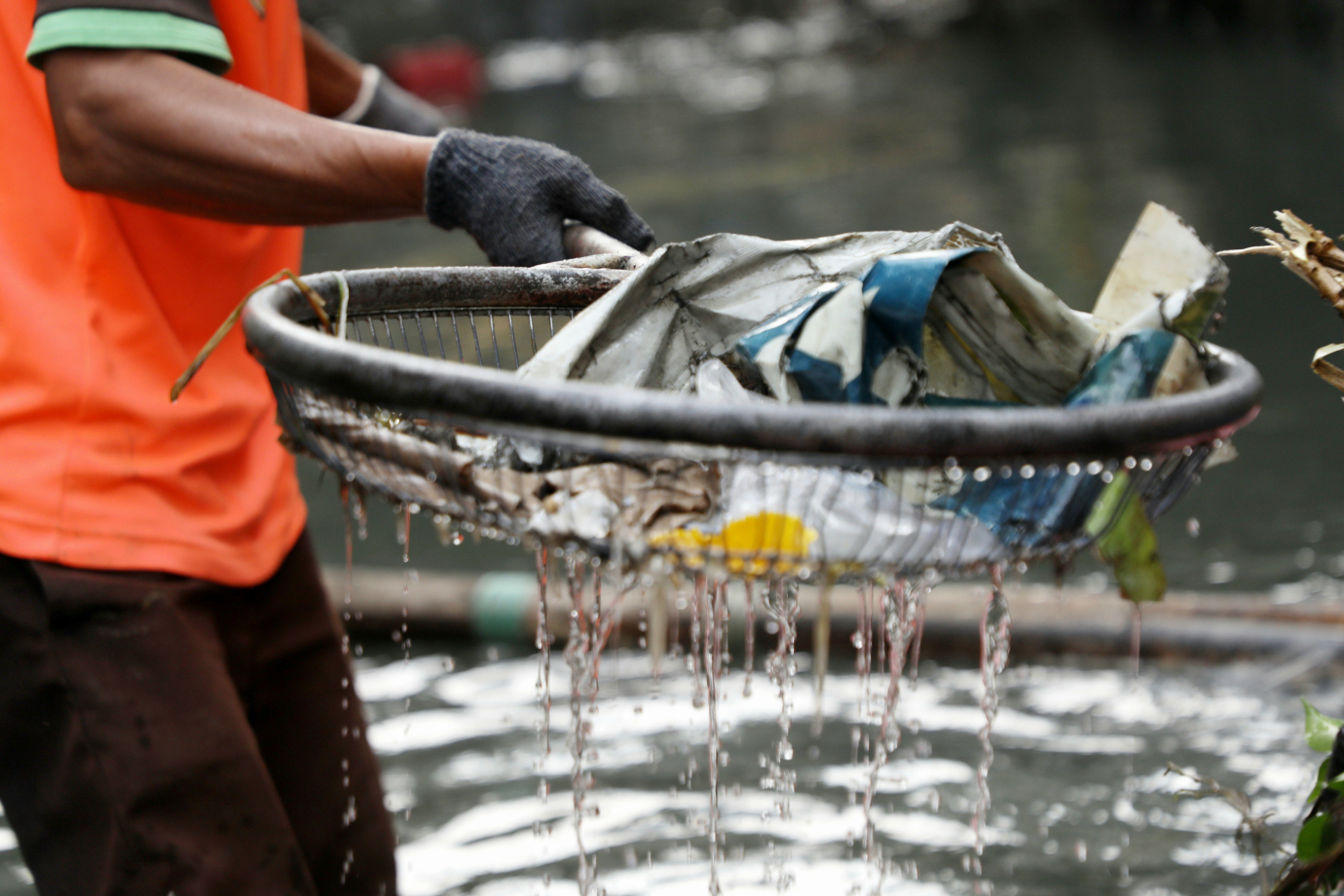 4 UPS BA Kecamatan Pancoran Bersihkan sampah di Kali Cideng_4.jpg