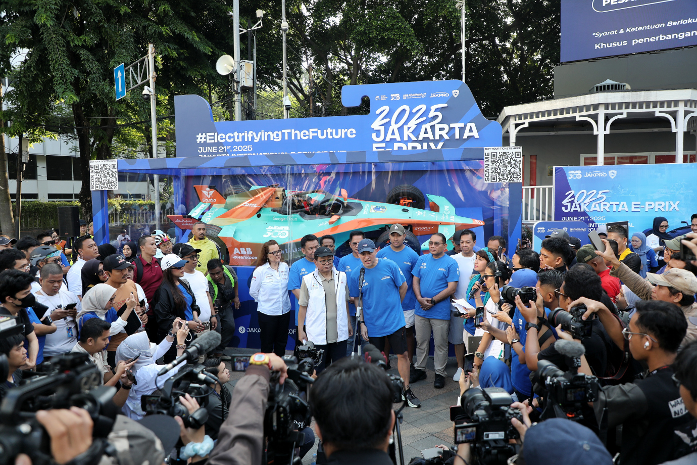 5.Pramono Tinjau Display Mock Up Mobil Formula E.jpg