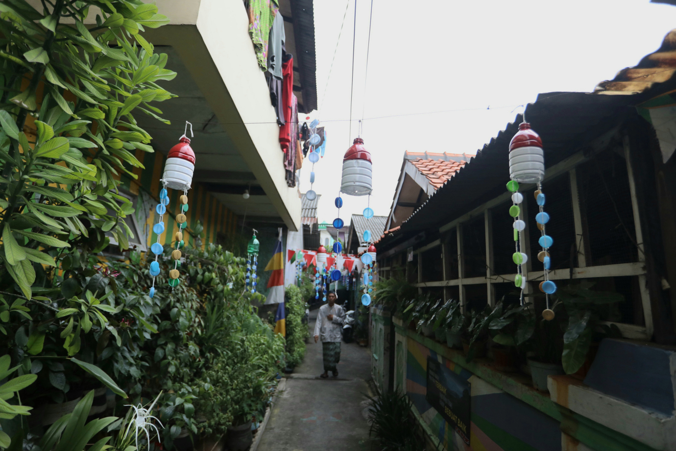 6 Warga RW.06 Kelapa Gading Timur Sulap Sampah Jadi Hiasan Merah Putih_6.jpg