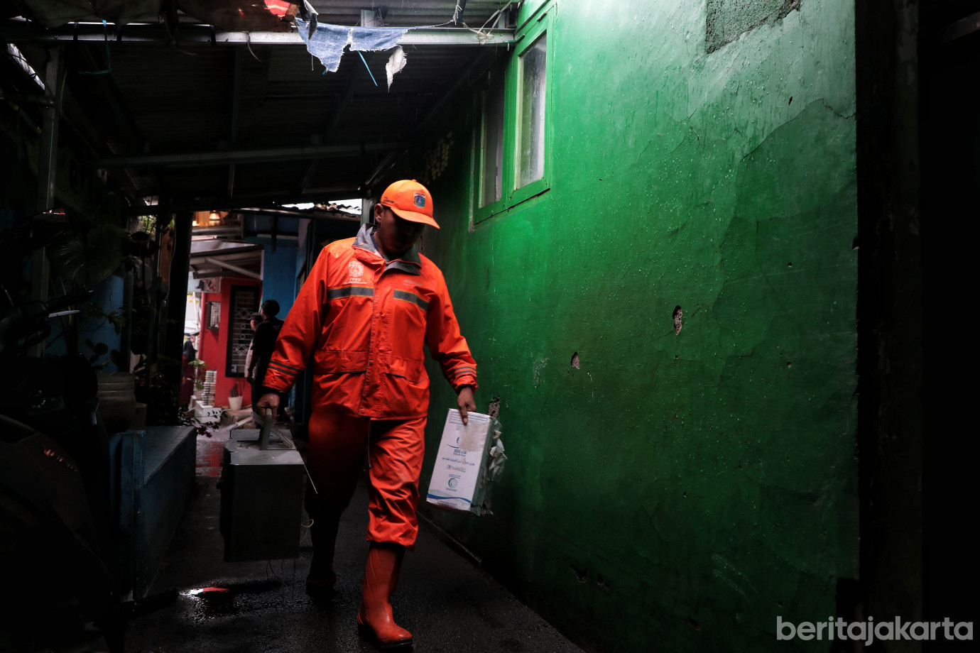 6.Rumah Longsor di Srengseng Sawah .jpg
