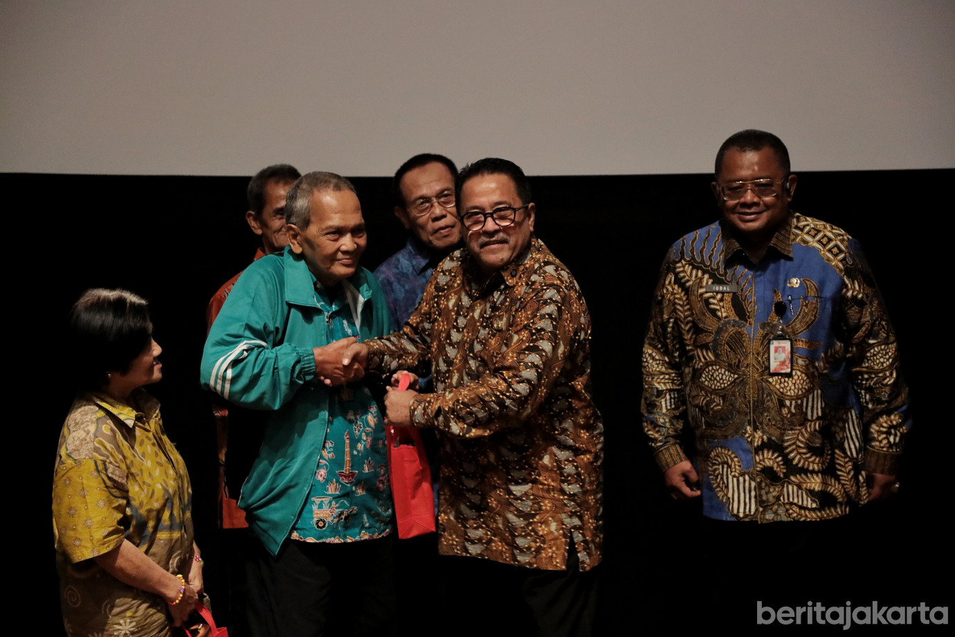 7.Wagub Ajak 100 Lansia Nonton Bareng Agak Laen_ Menyala Pantiku.jpg