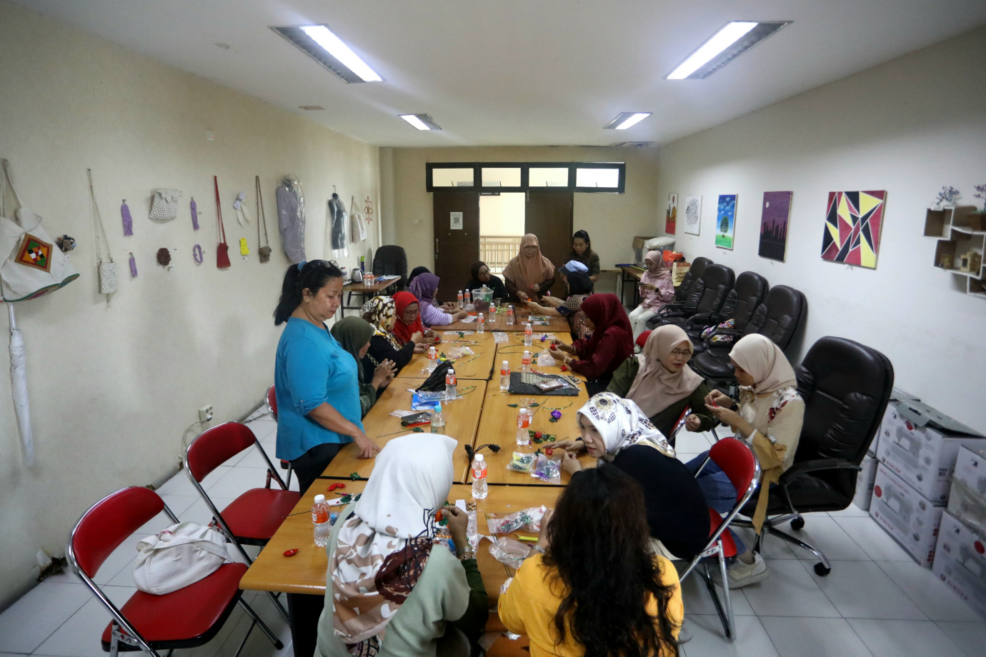 1 16 Peserta Antusias Ikuti Pembuatan Hiasan Bunga dari Akrilik di TKK Jakarta Pusat_1.jpg