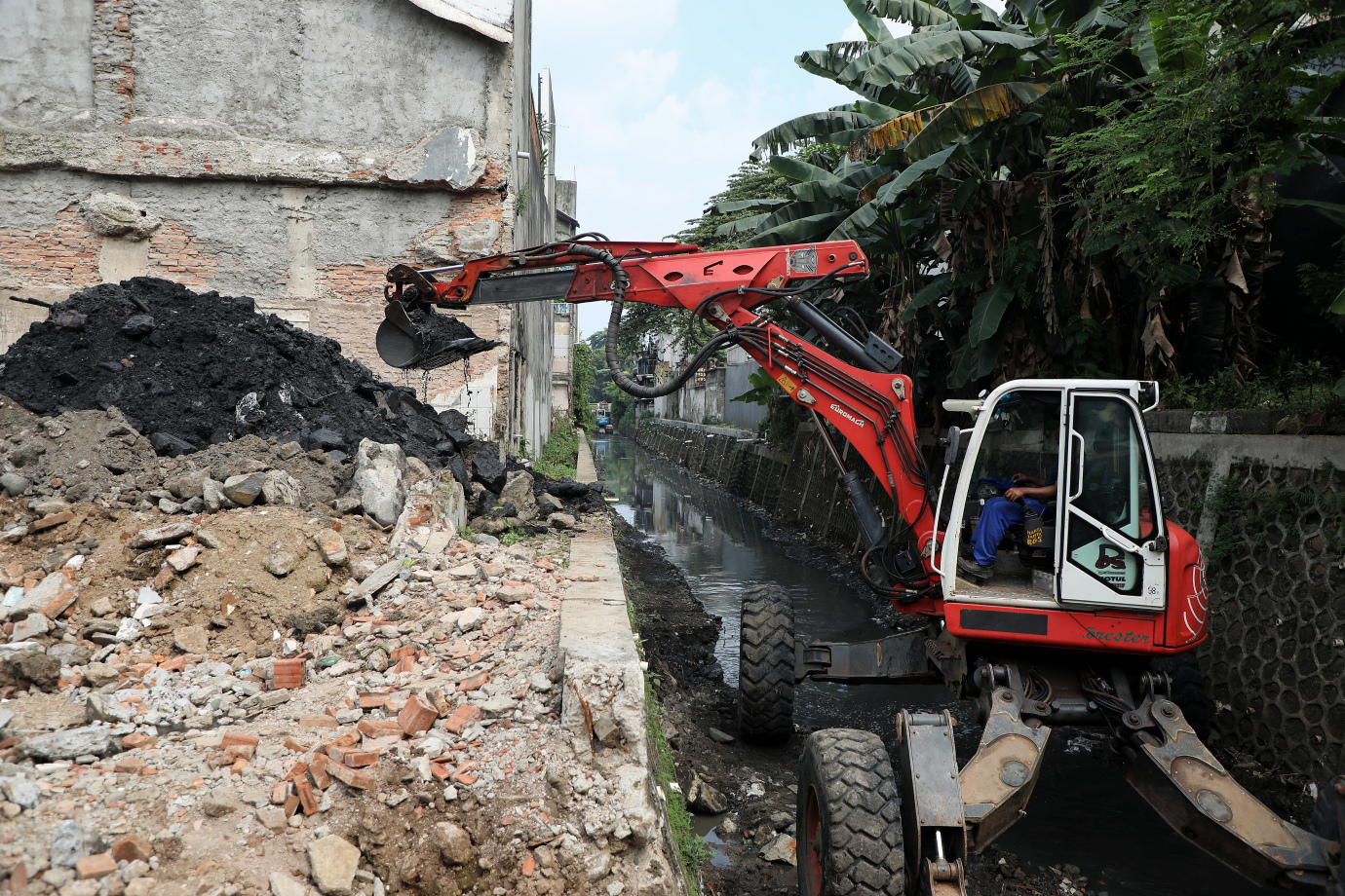 5.Sudin SDA Jaksel Keruk Kali Jelawe Sepanjang 200 Meter.jpg