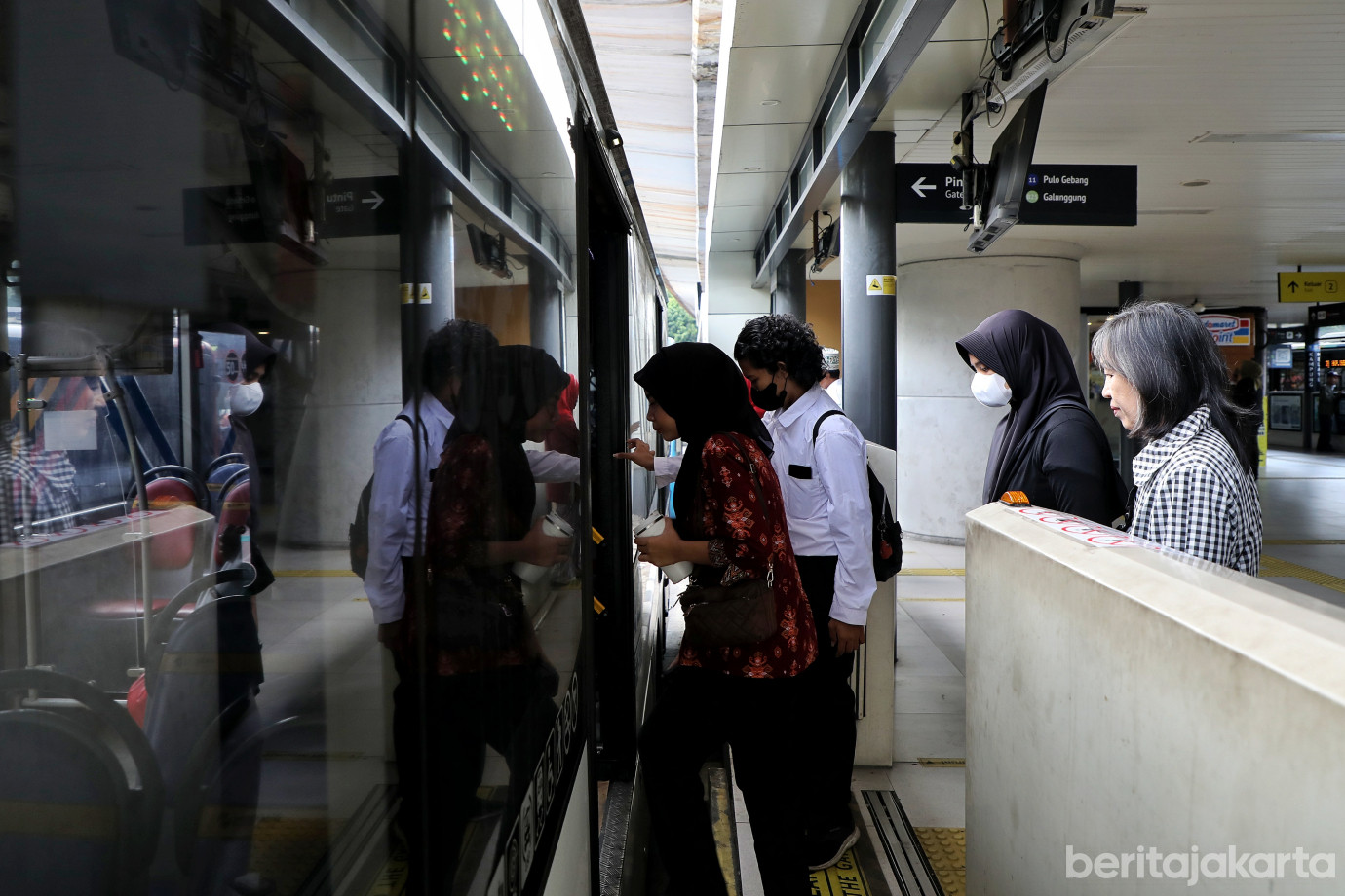 4.Transjakarta Kembali Beroperasi Normal.jpg