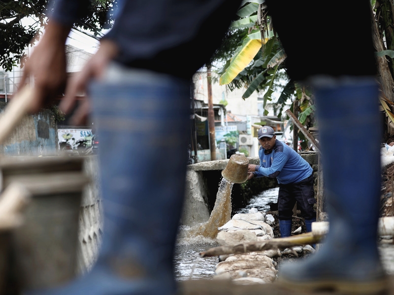 Satpel SDA Jagakarsa Perbaiki Turap Saluran PHB Rawa Badak