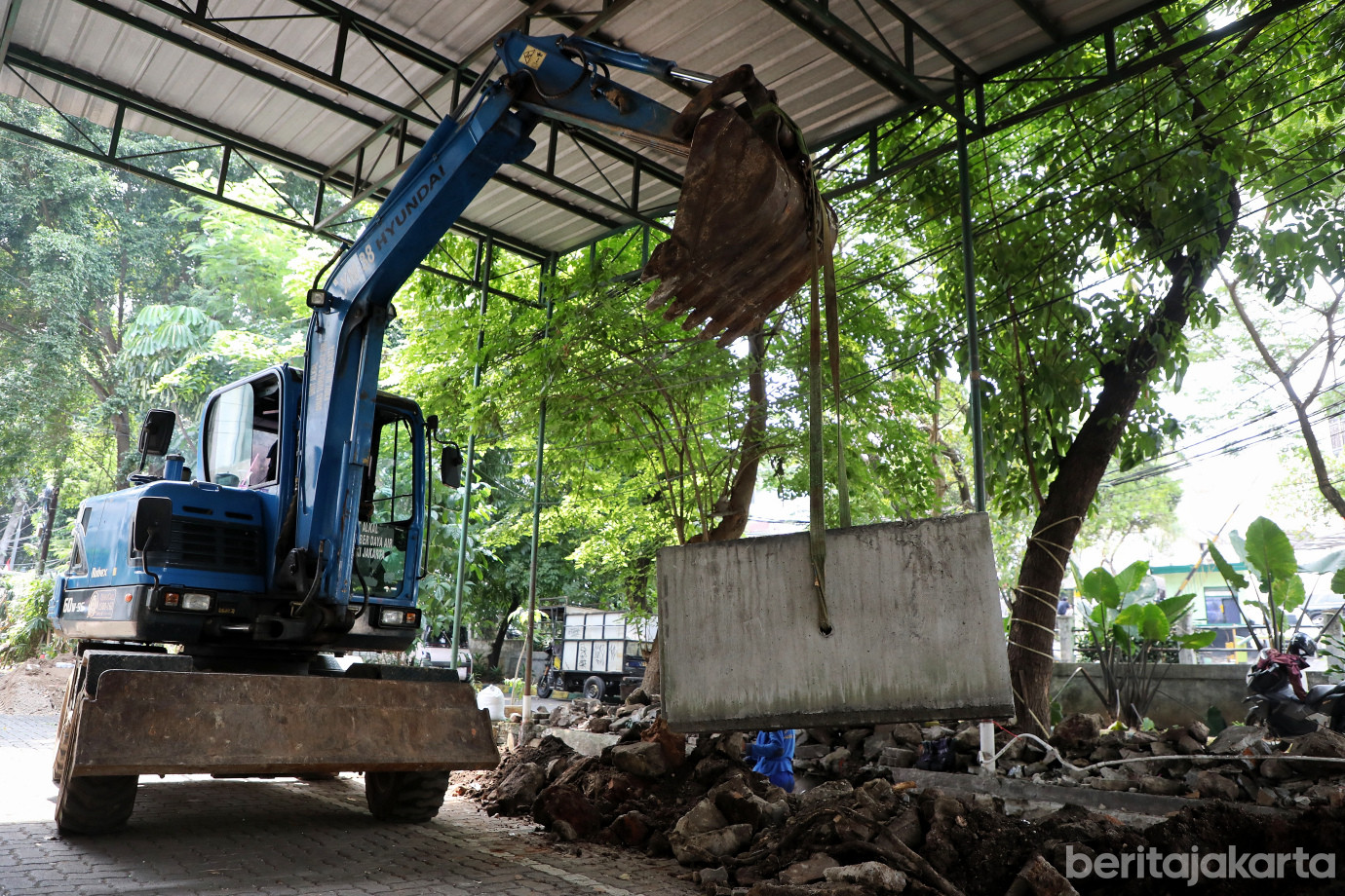 3.Sudin SDA Kebayoran Baru Lakukan Normalisasi Saluran di Jalan Darmawangsa IV.jpg