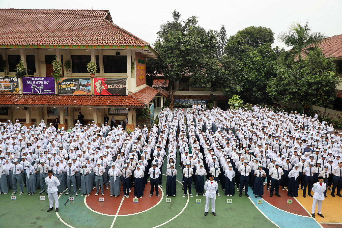 5.Hari Pertama Sekolah, Munjirin Pimpin Apel di SMAN 39 .jpg