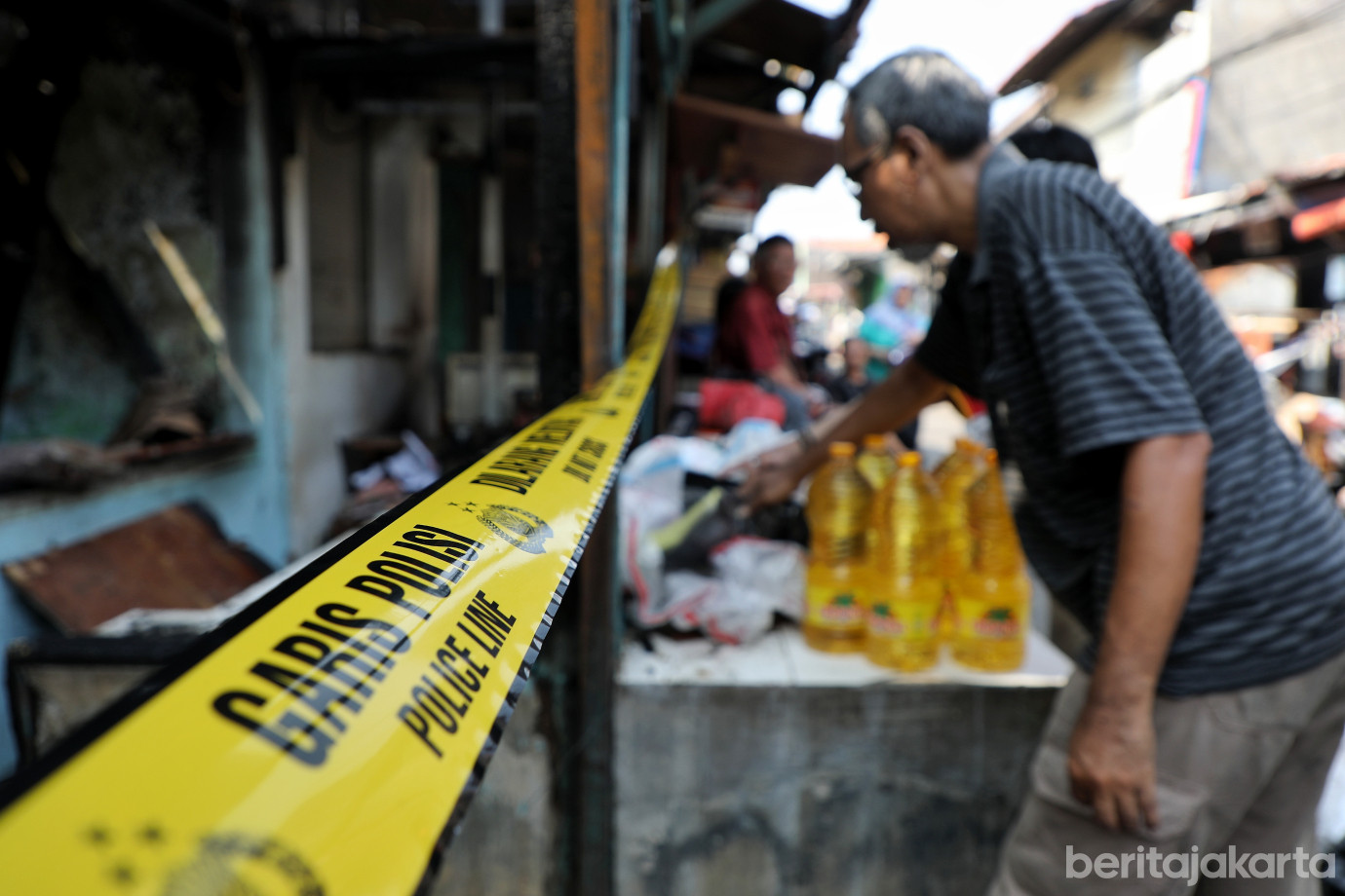 3.PPSU Dikerahkan Bersihkan Puing Sisa Kebakaran di Bidara Cina.jpg
