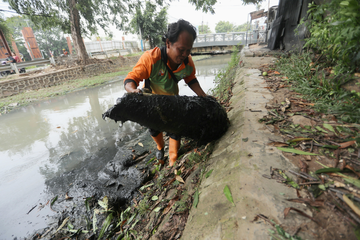 3 UPS BA Cakung Bersihkan Kali Malang_3.jpg