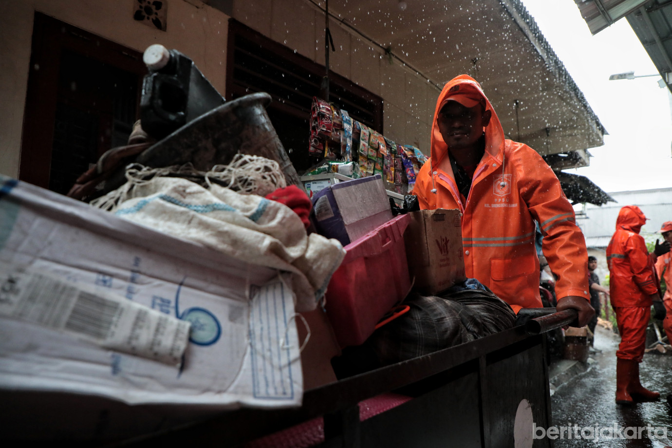 5.Rumah Longsor di Srengseng Sawah .jpg
