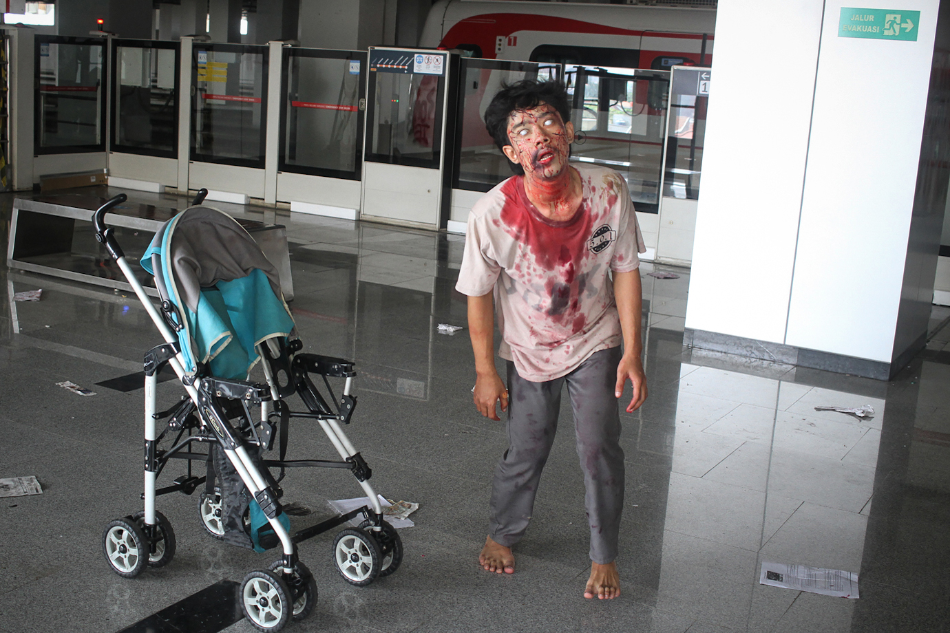 zombie-lrt-jakarta-04.jpg