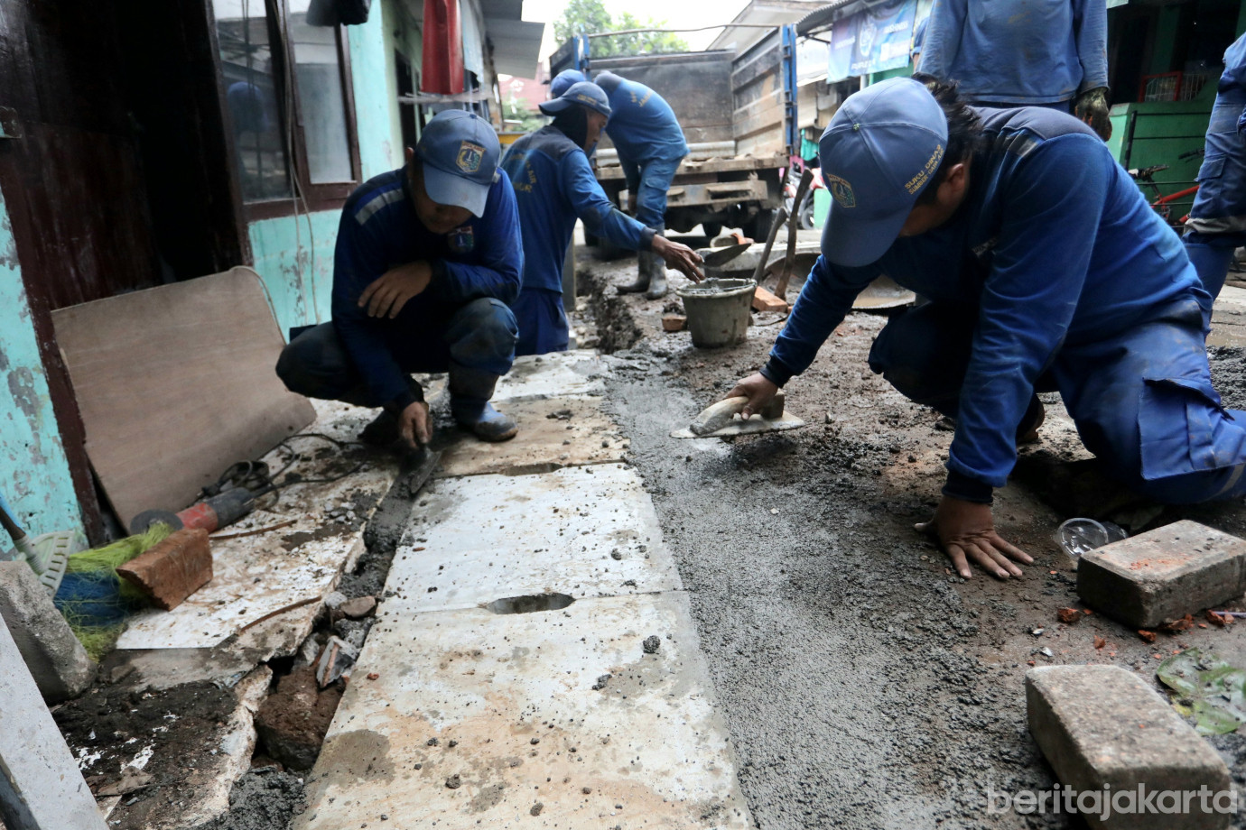 6 Petugas SDA Cakung Pasang U-Ditch di Jalan Swadaya Buntu_6.jpg