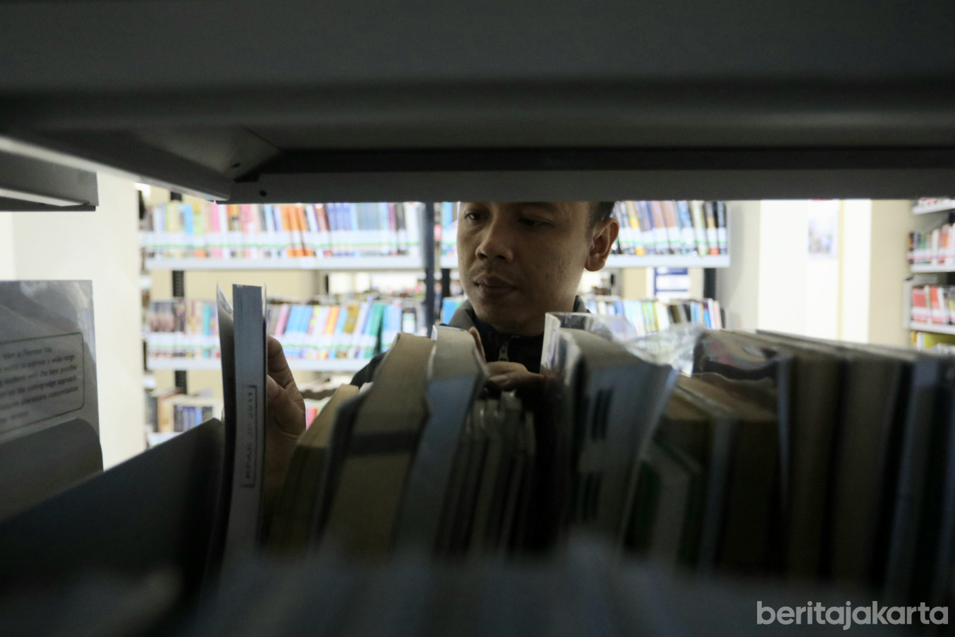 4 Warga Antusias Manfaatkan Layanan Malam Perpustakaan Jakarta_4.jpg