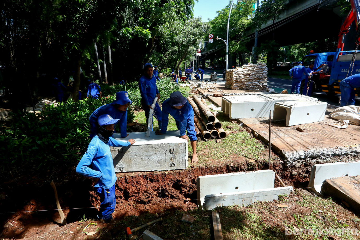 6 Sudin SDA Jakarta Pusat Bangun Tali Air di Jalan Ahmad Yani_6.jpg