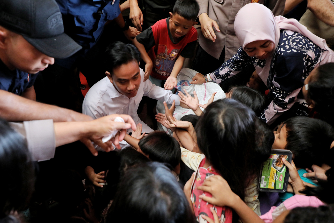 2.Wapres Gibran Kunjungi Korban Kebakaran Kebon Kosong.jpg