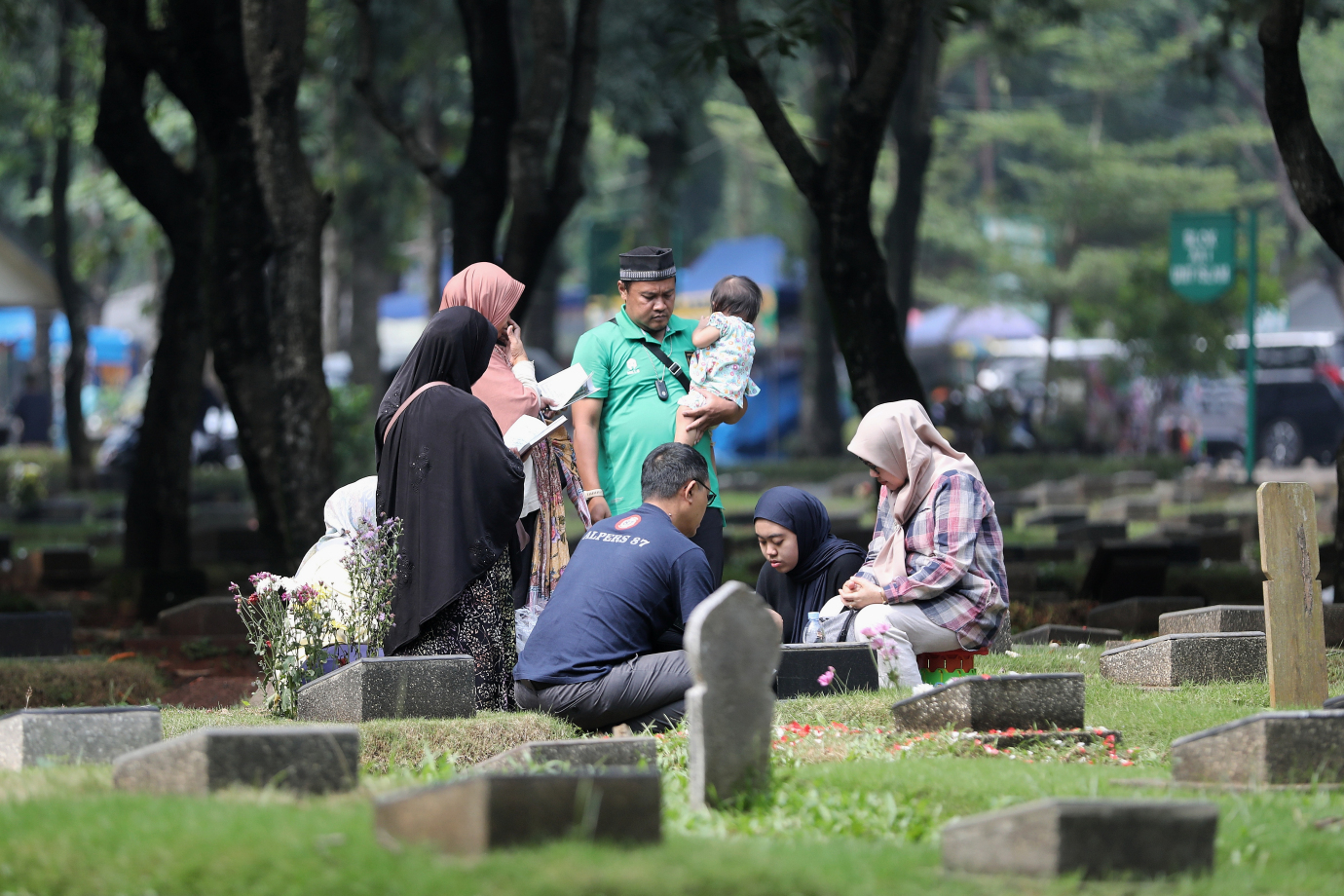 1.H-1 Jelang Ramadhan TPU Pondok Ranggon Masih Ramai Dikunjungi Peziarah-1.jpg