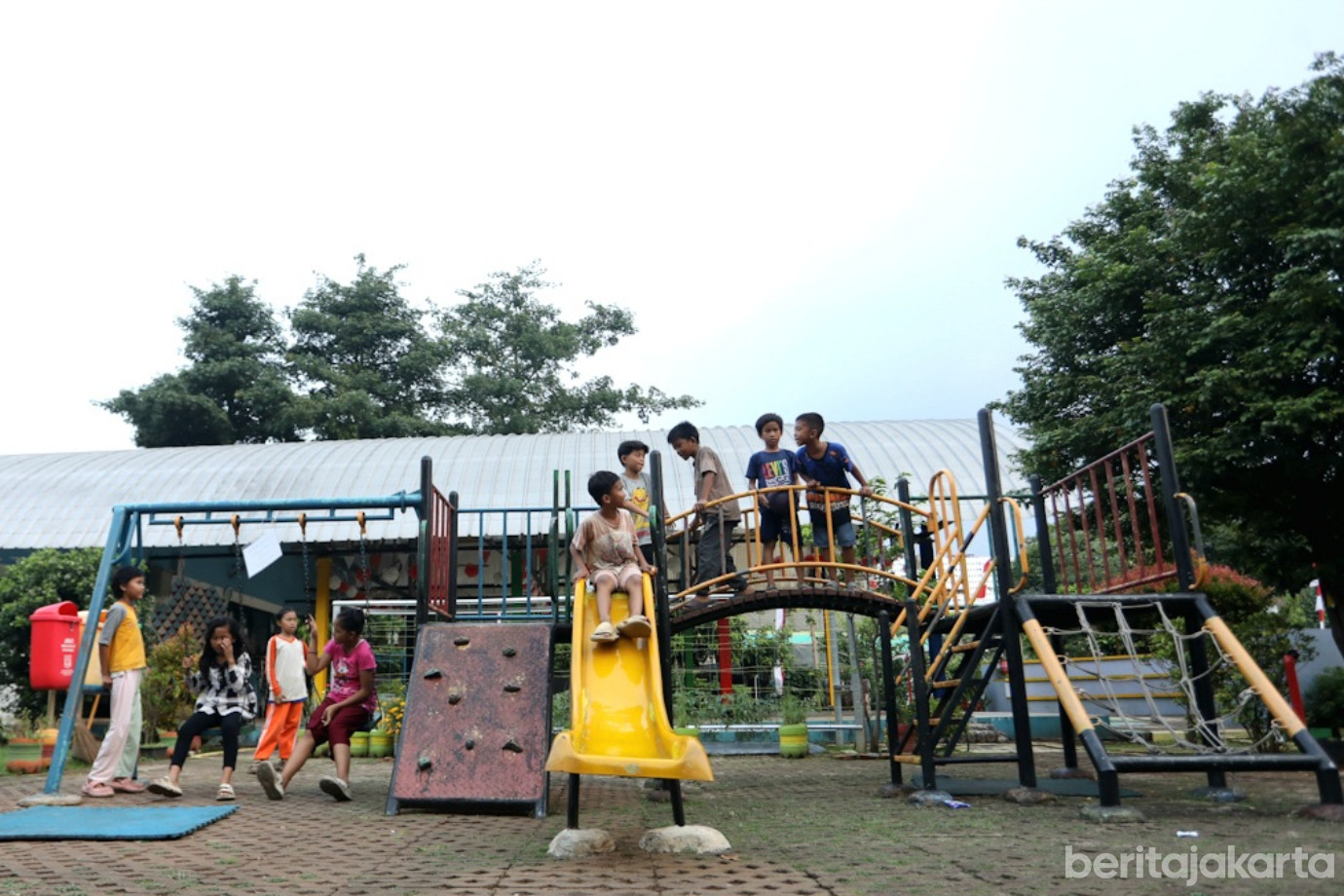 06 Melihat Keseruan Anak-Anak Bermain di RPTRA Rawa Jaya_6.jpg