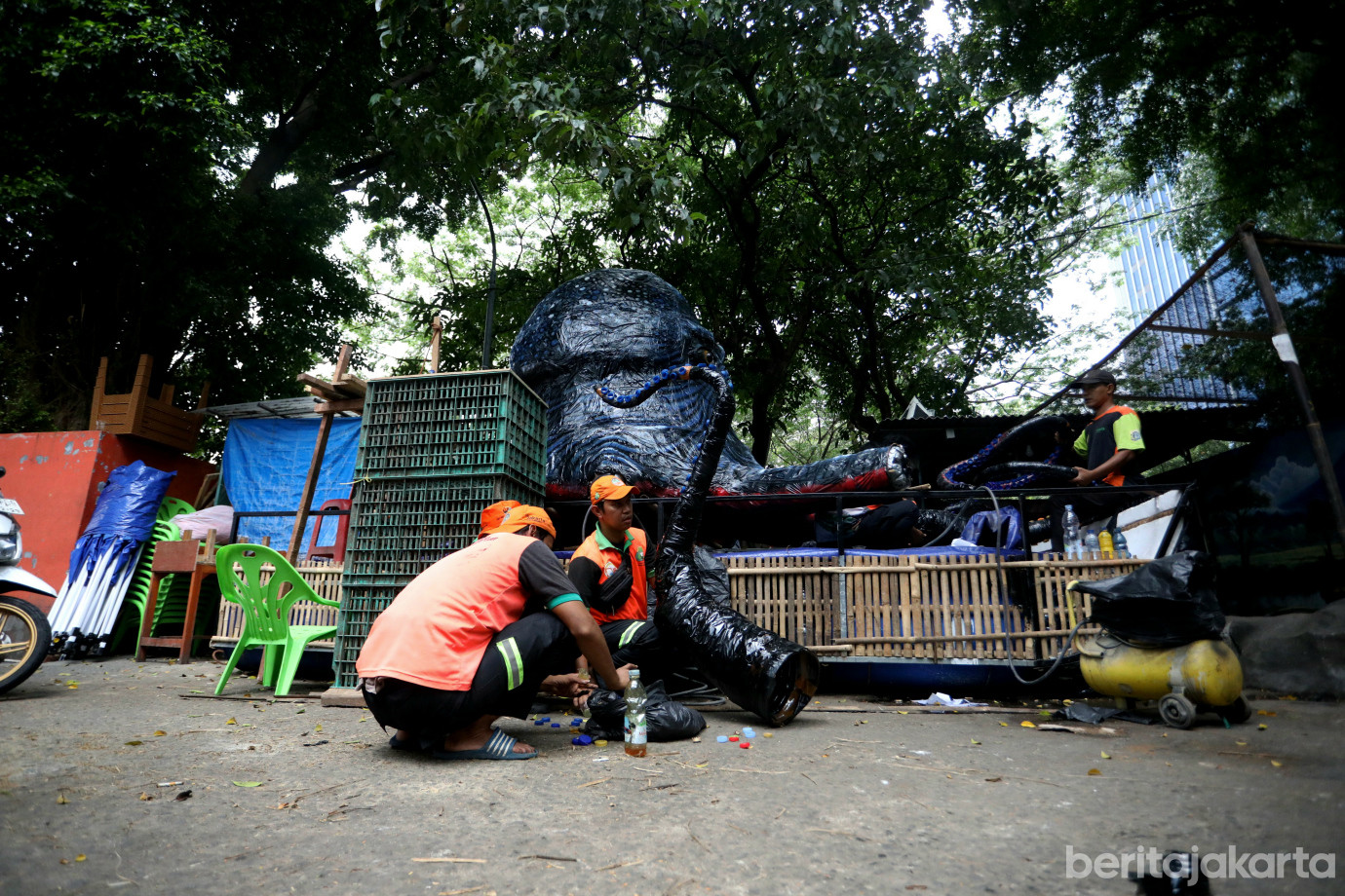 1 Perahu Monster Kraken dari Limbah Plastik di Menteng_1.jpg