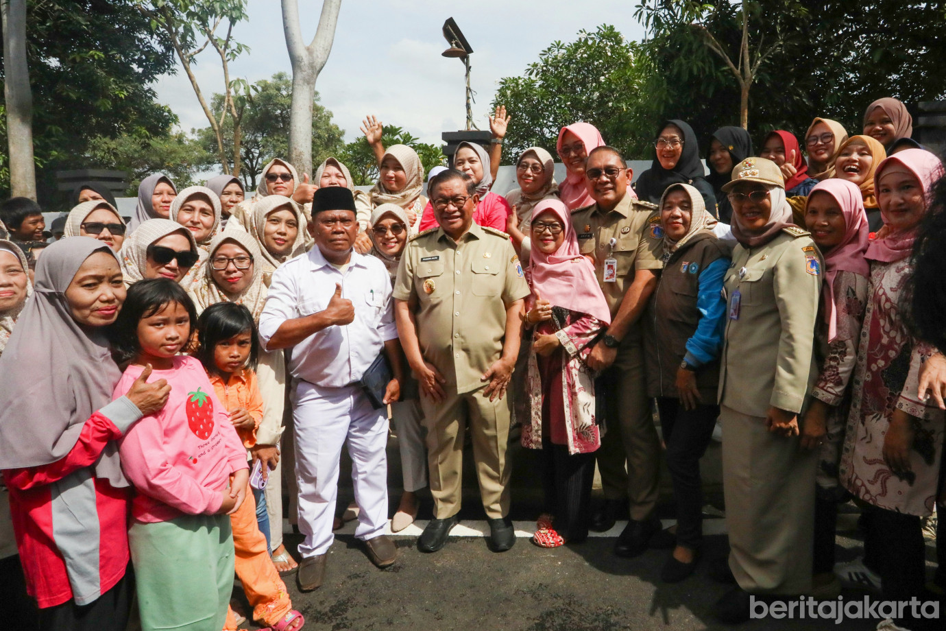 4 Gubernur Tinjau Hasil Perbaikan Jalan di Karet Tengsin_4.jpg