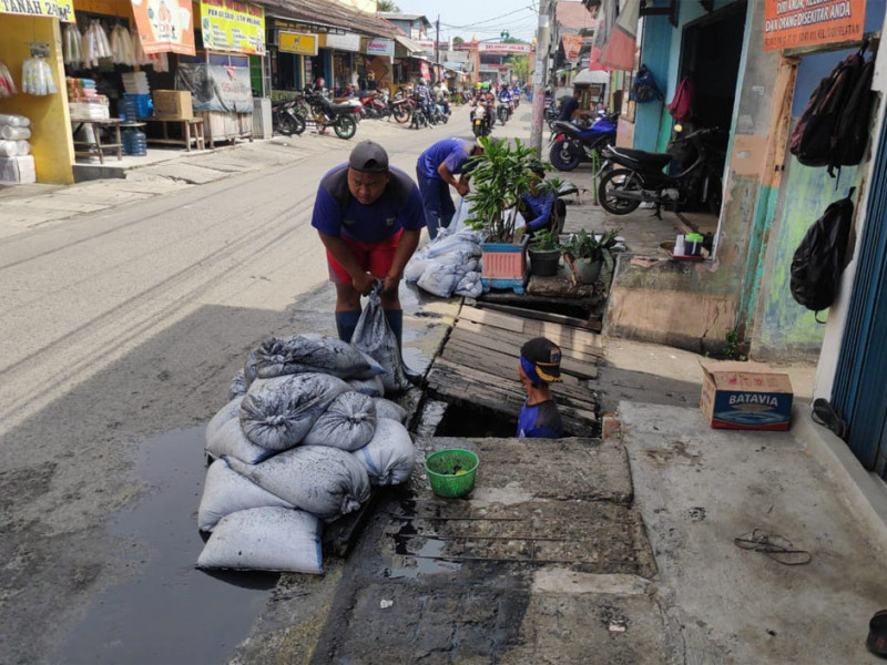 Pengurasan Saluran Jalan Stm Walang Kel. Tugu Selatan