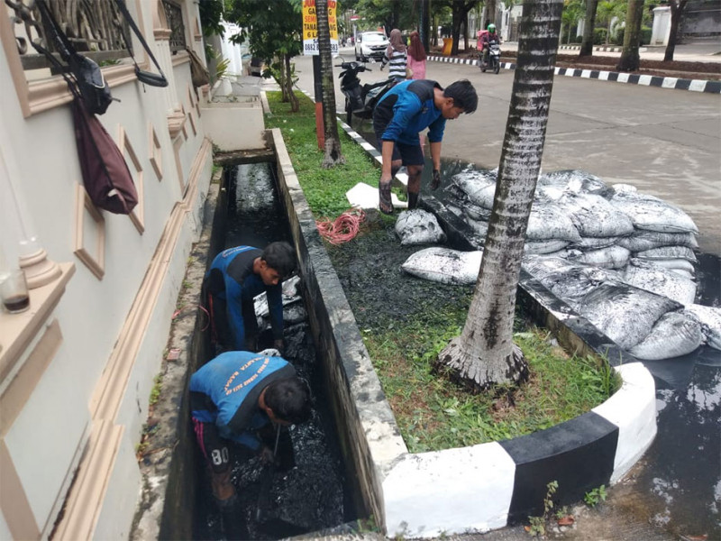 Pengurasan Saluran PHB Jl Green Garden - Beritajakarta.id