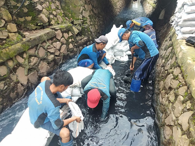 Pengurasan Saluran PHB Persatuan, Jl Pos Pengumben Lama ...