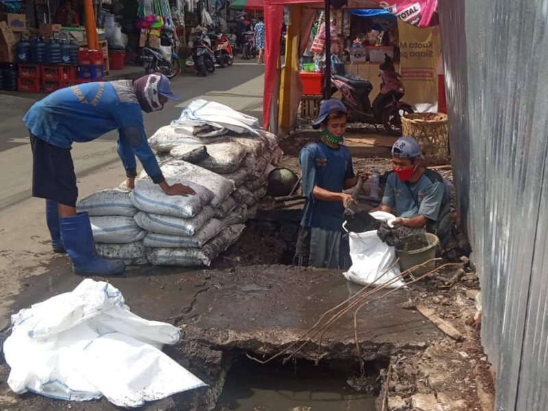 Pengurasan Saluran Jalan Tomang Tinggi Raya (Pasar Timbul) Kel. Tomang