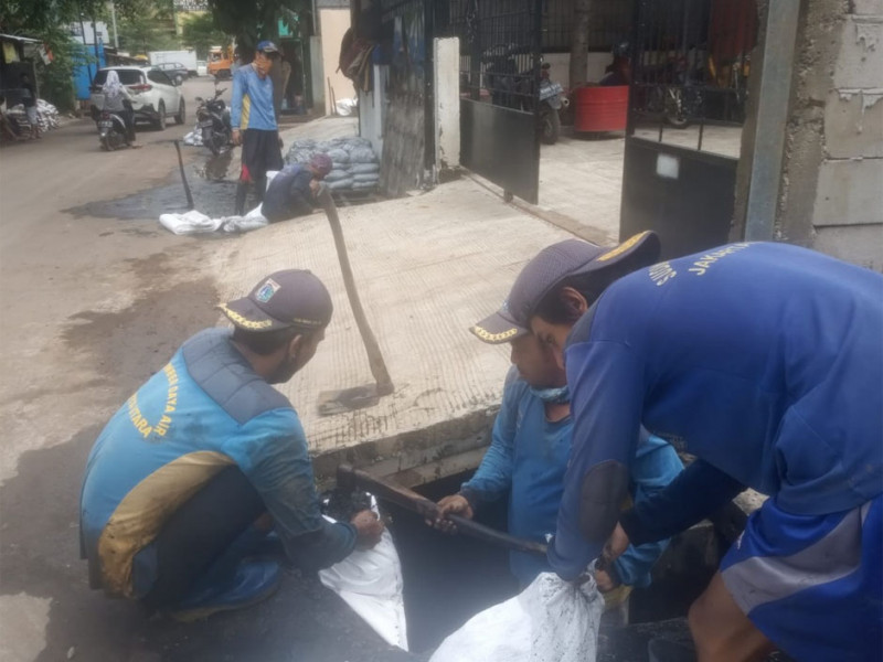 Pengurasan Saluran Di Jalan Komplek Pelindo Kec. Cilincing