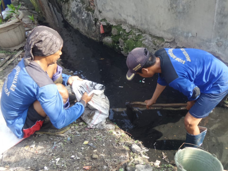 Pengurasan Saluran Di Jl Kapuk Raya Sisi Utara