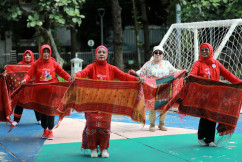 Menolak Redup di Usia Senja