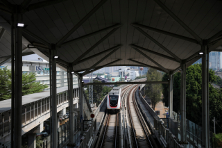 Geliat Si Ulat Besi LRT Jakarta