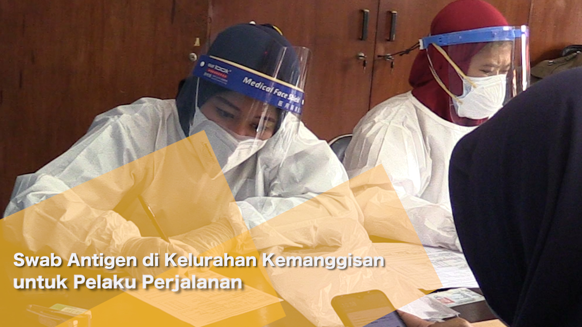 1905_AQIL_Pemeriksaan suhu tubuh dan swab antigen di kelurahan Kemanggisan untuk pemudik yang baru d