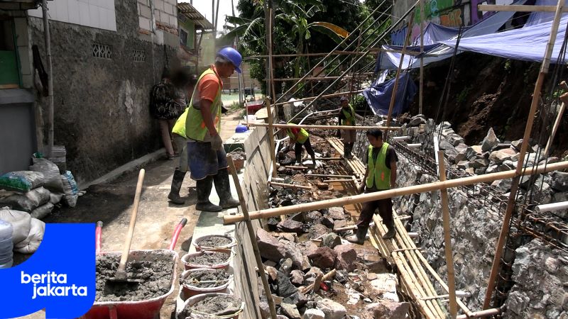 Sudin SDA Jaktim Normalisasi Saluran Air di Jalan Ksatrian X