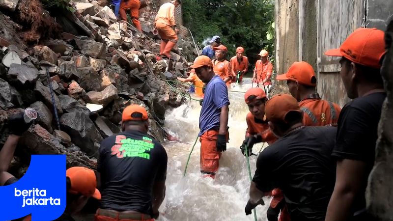 Petugas Gabungan Tangani Turap Longsor di Jati Padang 