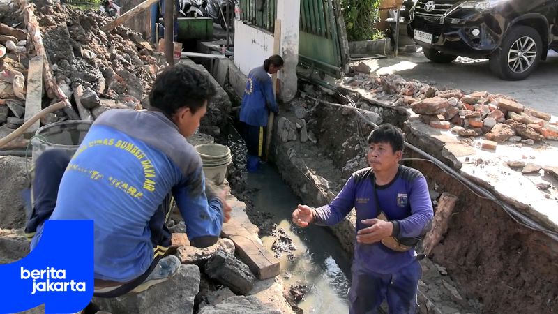 Petugas Gerak Cepat Perbaiki Turap Roboh di Sunter Agung