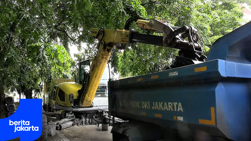 Petugas Terus Kebut Pengerukan Saluran Phb Ancol Barat III