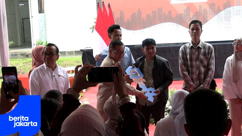 Pramono Serahkan Kunci Unit Rusunawa PIK Pulogadung