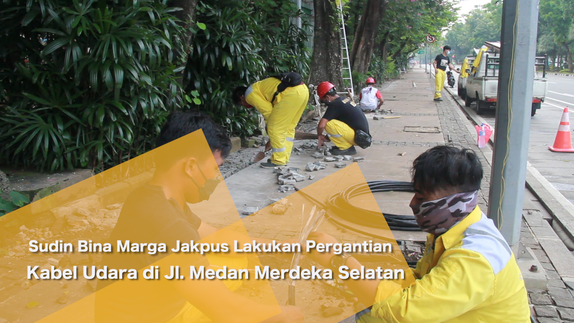 2406_yoana_Sudin Bina Marga Jakpus melakukan perbaikan kabel udara menjadi kabel tanah di jl. merdek