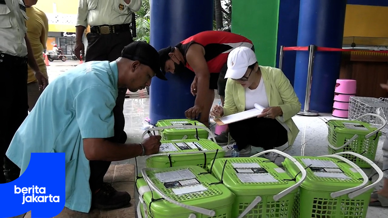 E. Jakarta KPKP Agency Caughts Stray Cats in Kramat Jati