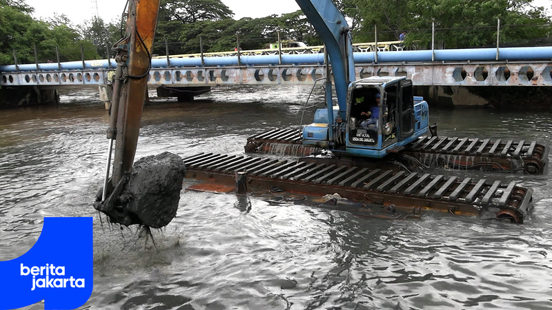 Reduksi Potensi Banjir di Jakbar, Pramono Tinjau Pengerukan Kali Sepak