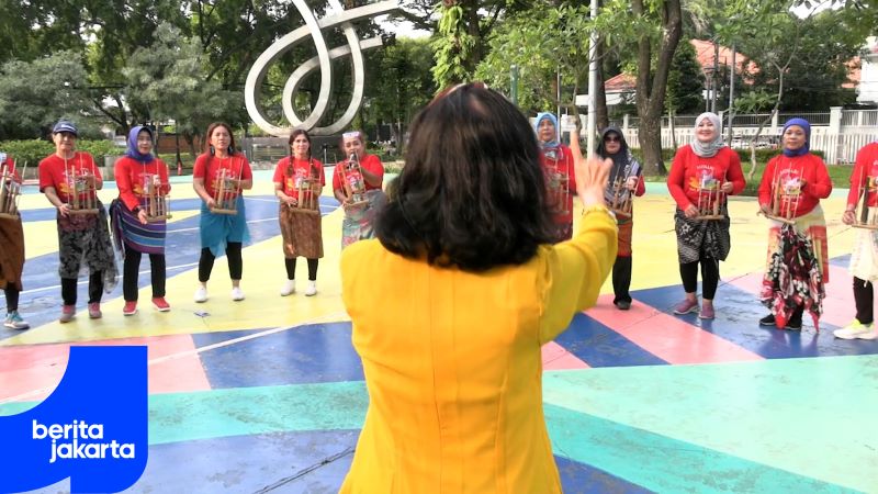 Mengunjungi Komunitas Wanita Pecinta Angklung di Taman Menteng